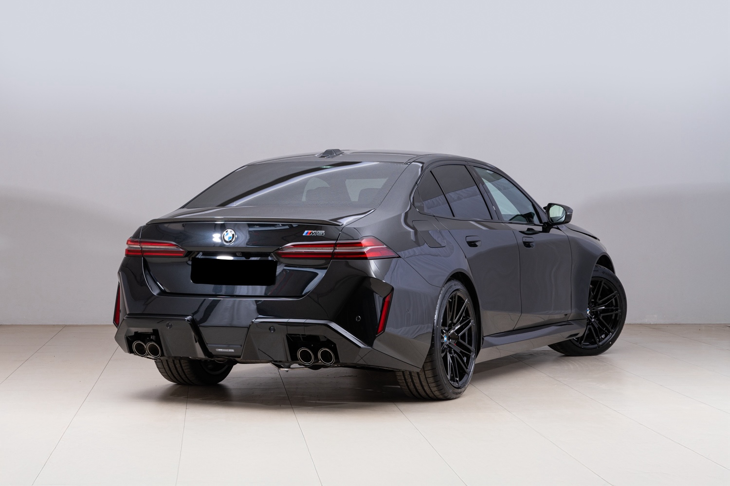 BMW M5 SEDAN | SKLADEM | NOVÝ MODEL | V8 BITURBO HYBRID | VÝKON 727 KONÍ | ČERNÁ METALÍZA | ČERVENÁ KŮŽE | MAX VÝBAVA | VIP SLEVA | NÁKUP ONLINE | AUTOiBUY.com